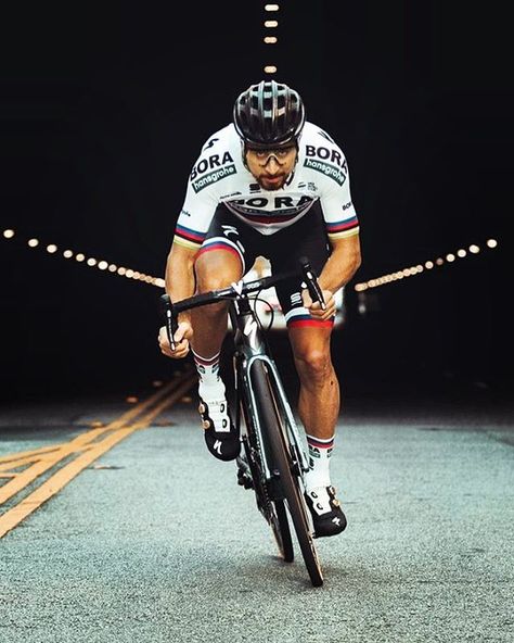 Cyclist Photography, Senior Portraits Male, Cycling Inspiration, Cycling Shirts, Peter Sagan, Cycling Photography, Bicycle Mountain Bike, Cycling Motivation, Bike Photography