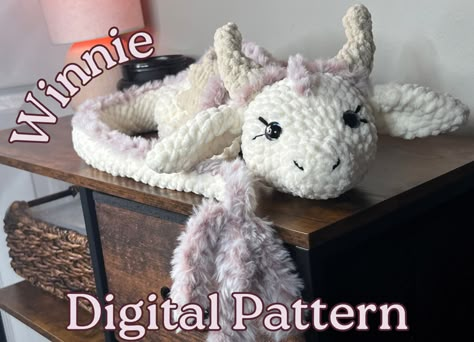 Crochet Dragon Pattern, Confection Au Crochet, Bernat Blanket Yarn, Cadeau Baby Shower, Crochet Plushies, Crochet Dragon, Crochet Design Pattern, Crochet Simple, Blanket Yarn