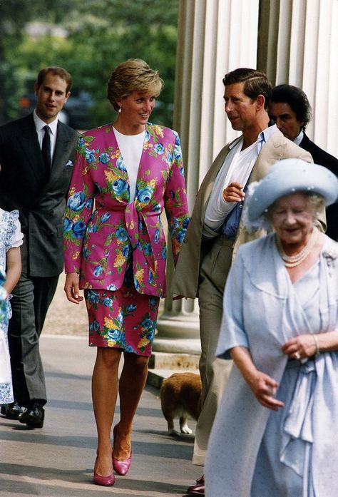 Camila Parker, Summer Family Pictures, Queen Mum, Princess Diana Fashion, Princess Diana Family, Princes Diana, Diana Fashion, Elisabeth Ii, Charles And Diana