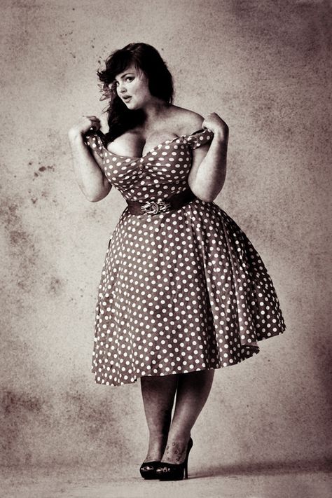 Plus size retro polka dot dress Moda Pin Up, Rockabilly Mode, Beauty Boost, Look Plus Size, Look Retro, Rockabilly Fashion, Plus Size Beauty, Plus Size Models, Roller Derby