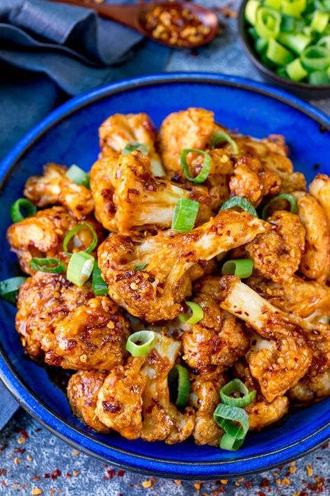 As someone who isn't a vegetarian, and thinks plain cauliflower is a bit 'meh', I can confirm these Asian Style Cauliflower Wings are flippin' delicious! The best way to make cauliflower taste good!! #cauliflowerwings #bakedcauliflower #vegetarianwings #p Vegetarian Wings, Asian Chicken Wings, Vegetarian Party Food, Kitchen Sanctuary, Vegetarian Chicken, Cauliflower Wings, Baked Cauliflower, Cauliflower Recipes, Game Day Food