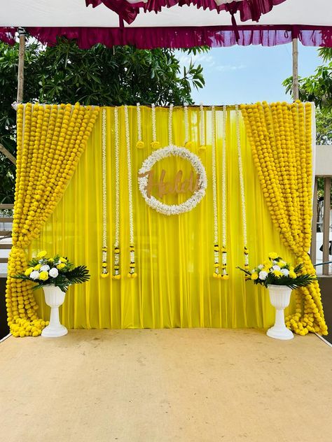 Mehndi Backdrops, Haldi Function Decoration, Haldi Pose, Haldi Poses, Mehndi Stage, Haldi Decoration Ideas, Haldi Ceremony Decorations, Ceremony Decorations Outdoor, Haldi Decoration