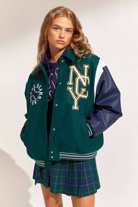 Green Baseball Jacket Outfit, Jersey Jacket Outfit, Green Baseball Jacket, Varsity Outfit, Baseball Jacket Outfit, Affordable Work Clothes, Vest Layering, H And M, Lined Denim Jacket