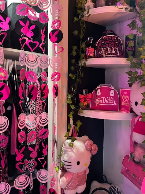 Trashy Y2k Bedroom Decor, Mcbling Apartment, Bratz Bedroom Aesthetic, Mcbling Bedroom Ideas, Juicy Couture Room, 2000s Room Aesthetic, Mcbling Room, Trashy Y2k Bedroom, Y2k Apartment