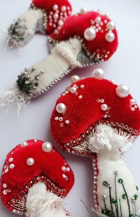 What To Craft, Dekoratívne Vence, Sewing Project Ideas, Felt Mushroom, Mushroom Crafts, Christmas Sewing Projects, Felt Embroidery, Autumn Crafts, Felt Christmas Ornaments