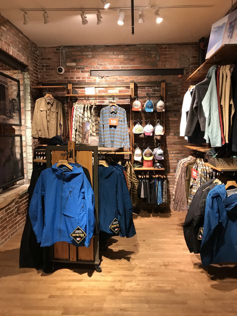 Patagonia Store, Visual Merchandising Fashion, Clothing Store Interior, Clothing Store Design, Storing Clothes, Retail Store Design, Store Interior, Booth Design, Tie Knots