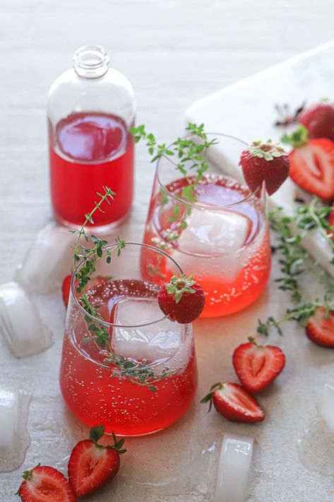 Pretty Juice Drinks, Aesthetic Mocktails, Strawberry Daiquiri Cocktail, Hibiscus Shrub, Shrub Recipe, Strawberry Mint, Strawberry Daiquiri, Fancy Drinks, All Fruits