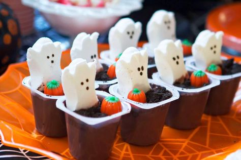 Pudding Ghost Cups, Spooky Birthday Food Ideas, Spooky First Birthday Ideas, Two Spooky 2nd Birthday Party Food, Spooky 3rd Birthday, Spooky One Treats, Spooky One Food Ideas, Halloween Themed Birthday Party Food, Spooky One First Birthday Food Ideas