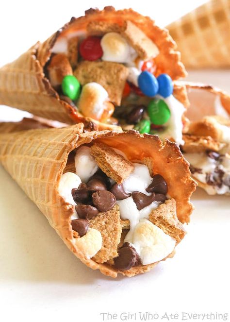 Campfire Cones - If you don't want to deal with someone poking their eye out, make your s'mores in a waffle cone, wrap it in foil, and toss it in the campfire until melted! the-girl-who-ate-everything.com Campfire Cones Recipe, Campfire Ideas, Dutch Oven Desserts, Campfire Cones, Halloween Candy Recipes, Campfire Desserts, Best Camping Meals, Foil Pack Meals, Camping Desserts