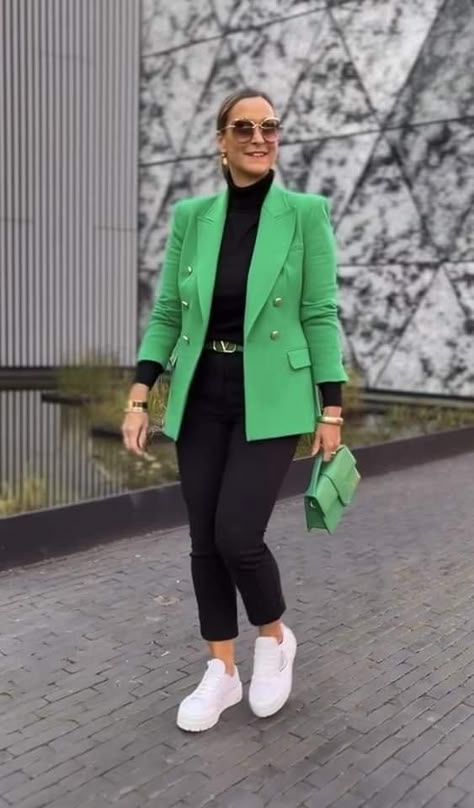 Mode Ab 50, Fashionable Work Outfit, Blazer Outfits For Women, Stylish Work Attire, Business Casual Outfits For Work, Blazer Outfit, Green Blazer, Classy Work Outfits, Classy Casual Outfits