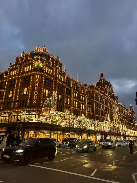 Harrods, Christian Dior, luci di Natale, Londra Harrods At Christmas, Dior Harrods, London Christmas Aesthetic, London Moodboard, London Harrods, London Photo Ideas, London Snow, Winter London, Christmas In London