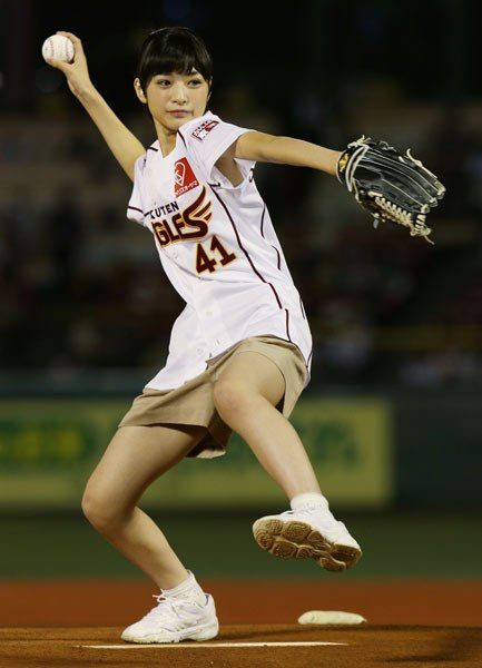 Gesture Reference, Woman Exercising, Girls Baseball, Baseball Girls, Girls Softball, Gesture Drawing, Body Picture, Pose Ref, Figure Poses