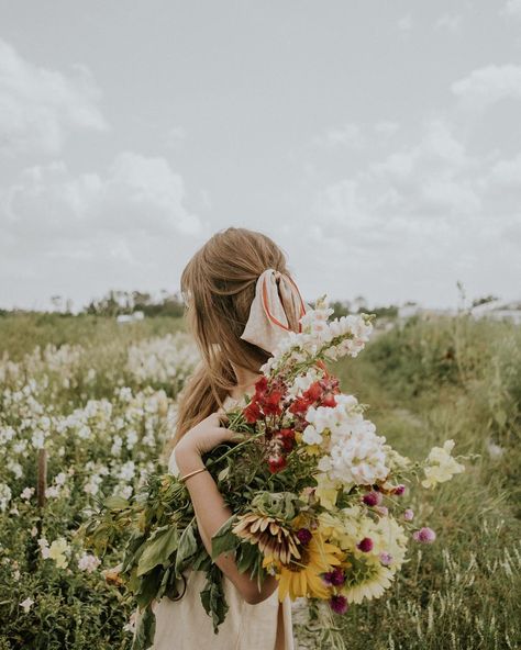 In another creative life, I’d definitely be a florist. Just so that I could be surrounded by buckets of flowers every day. ☺️🌸🌼🌺 • This photo was taken by @jesus.miguel.nunez, at one of our favorite spring spots around here: Farmer Mike’s • More photos from this magical day on the blog (still feels so fun to say - don’t judge! 😉) and the link’s in my bio! • • • • #livemoremagic #whywelove #feelfreefeed #thatauthenticfeeling #nothinisordinary #theartofslowliving #handsandhustle #mybeigelife # Anna + Core + Aesthetic, Cottage Core Aesthetic, Holding Flowers, + Core + Aesthetic, Pics Art, Creative Life, Aesthetic Vintage, Flower Field, Atlantis