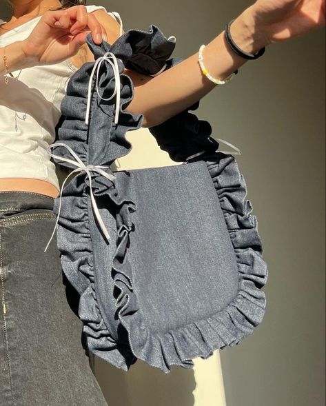 Bag Handmade Ideas, Handmade Bag Ideas, Ruffle Bag Pattern, Bag Style Ideas, Bag Ideas Design, Handmade Clothes Diy, Sewing A Purse, Handmade Bag Design, Sew Handbag