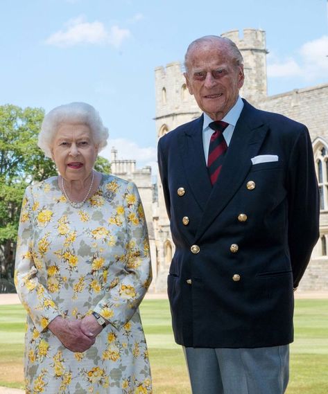 The Queen and Prince Philip pose for a photo in June 2020, ahead of Philip's 99th birthday.Queen Elizabeth II,celebrity,Queen,Elizabeth Prins Philip, Princesa Anne, Prince William Et Kate, Prinz Charles, Reine Elizabeth Ii, Philip Treacy, Reine Elizabeth, Highland Games, Elisabeth Ii