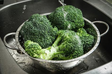 How to Clean Broccoli 3 Easy Ways and How to Keep It Fresh Longer Raw Broccoli, Vegetable Side Dishes Recipes, Frozen Broccoli, Pasta Dinners, Organic Cleaning Products, Fresh Broccoli, Better Homes And Garden, Broccoli Recipes, Broccoli Salad