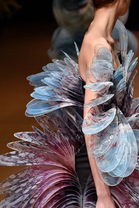 SuzyCouture: Iris Van Herpen Brings Beauty From An Underwater World | Vogue Italia Iris Van Herpen Sensory Seas, Advanced Higher Art, Peter White, White Iris, Iris Van Herpen, Fantasy Aesthetic, Deep Water, Underwater World, Retro Aesthetic