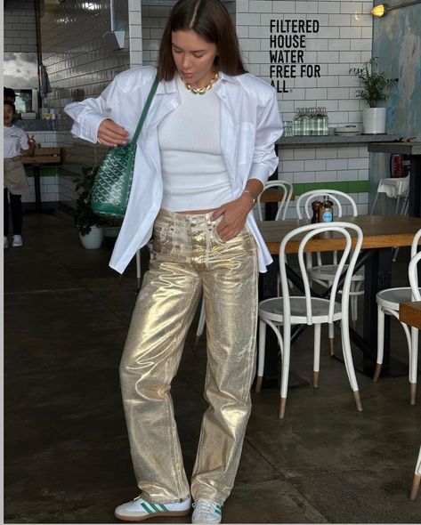 Gold Pants Street Style, Gold Metallic Jeans Outfit, Golden Jeans Outfit, Gold Pants Outfit Casual, Foil Pants Outfit, Gold Metallic Pants Outfit, Gold Trousers Outfit, Golden Pants Outfit, Gold Jeans Outfit