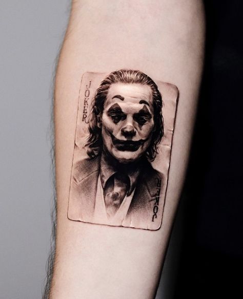 Tato Joker, Joker Face Tattoo, Joker Card Tattoo, Joker Tattoo Design, Hyper Realistic Tattoo, Card Tattoo Designs, Batman Tattoo, Joker Face, Joker Tattoo