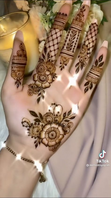 Mehendi Design Bridal Mehndi, Mehndi Designs Traditional, Mehendi Design Bridal, Mehndi Design Indian, Henna Finger Designs, Aesthetic Mehndi Design, Henna Design Hand, Simple Engagement Party, Modern Mehndi Design