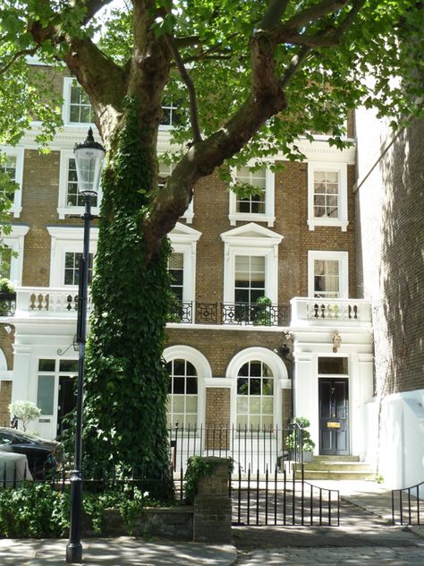 Cape Cod Collegiate Elegant House, London Houses, London Townhouse, House Facade, Fantasy Life, Beautiful London, Chelsea London, London Style, London House