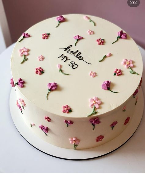 Small Round Cakes Birthdays, Add Flowers To Cake, Pinterest Cake Ideas, Pink Cakes With Flowers, Birthday Brunch Cake Ideas, Minimal Floral Cake, Cake Ideas For Best Friend Birthday, 22 Year Old Birthday Cake, Small Party Ideas At Home