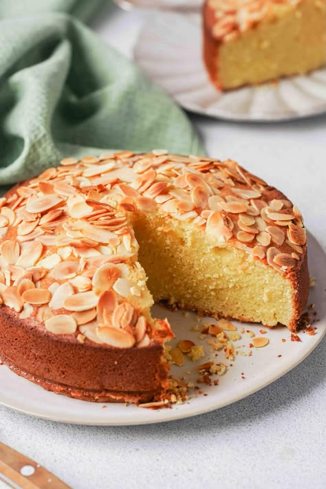 Gâteau aux amandes (Amandier) - La Cuisine de Géraldine French Almond Cake Recipe, French Almond Cake, French Almond, Springtime Recipes, Desserts Around The World, French Baking, Almond Cake Recipe, Almond Cake, Almond Cakes