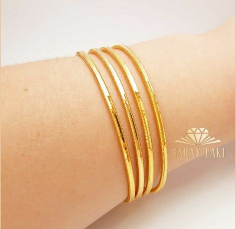 Gold Bangles For Daily Use, Bangles For Daily Wear, Simple Bangles, Casual Jewellery, Unique Jewelry Necklace, Plain Gold Bangles, Gold Temple Jewellery, Diamond Jewelry Earrings, Gold Bangles For Women