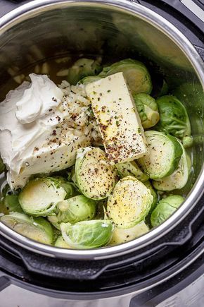 Creamy Instant Pot Brussels Sprouts - Creamy and savory, this side dish with brussels sprouts and bacon is outstanding all on its own! Creamy Brussels Sprouts, Brussels Sprouts And Bacon, Instant Pot Veggies, Sprouts And Bacon, Wallpaper Food, Brussels Sprouts Recipe, Instant Pot Dinner Recipes, Easy Instant Pot Recipes, Food Dinner