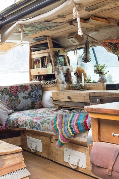 Hippie Camper Interior, Hippie Van Interior, Van Kitchen, Hippie Camper, Caravan Living, Vw T3 Syncro, Minivan Camper Conversion, Camper Interior Design, Tiny House Camper