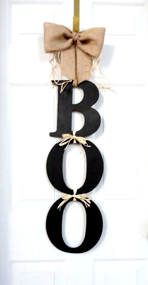 Porta Halloween, Boo Wreath, Black Crows, Porch Decorations, Diy Halloween Wreath, Carte Halloween, Adornos Halloween, Halloween Porch, Seasonal Wreaths