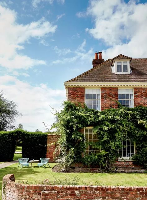 Nicola Harding designed house in Berkshire | House & Garden Modern Country House, Nicola Harding, England Photos, Georgian Style Homes, Oval Room Blue, Country Modern Home, London Townhouse, Paint And Paper Library, Interior Design Courses