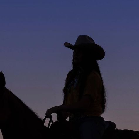 COWGIRL Magazine on Instagram: "“Blessed is the cowgirl that rides every day with a feee spirit within her.” Photo by: @lauren.ann.photo | Featuring: @meebee2308 #iamcowgirl #cowgirl #cowgirlmagazine #western #westernlifestyle #westernfashion #horse #horses #ranchlifestyle #rodeo #ranch #ranchlife" Cute Senior Pictures, Foto Cowgirl, Cowboy Aesthetic, Black Cowgirl, Cowgirl Magazine, Western Life, Cowgirl Aesthetic, Country Lifestyle, Western Aesthetic