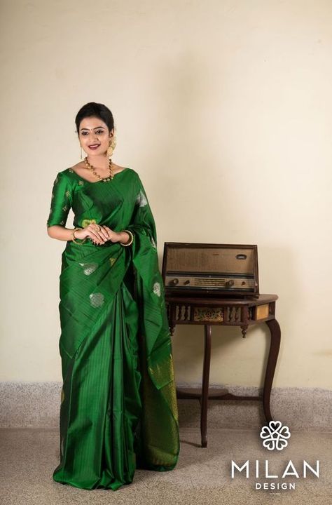 Silk Saree Plain Sarees, Green Sari, Elegant Sarees, Keep Me Stylish, Indian Sari Dress, Pattu Saree Blouse Designs, Casual Frocks, Saree Draping, Silk Saree Kanchipuram