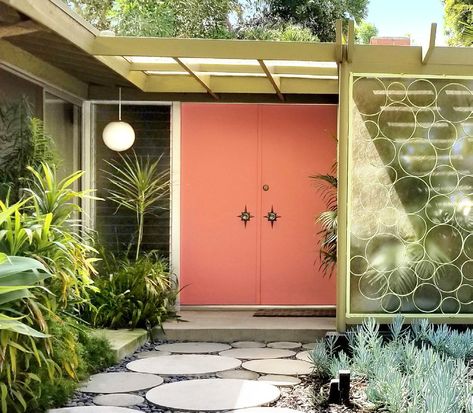 A perfect entrance with vintage Kwikset 'star' escutcheons for the front door. #entryways #frontdoor Midcentury House Exterior, Mid Century Modern Entry, Mid Century Modern Front Door, Mid Century Modern Exterior, Mid Century Exterior, 70s House, Modern Entry, Mcm House, Midcentury Home