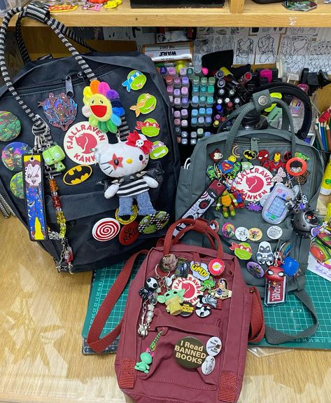 Scenecore Backpack, Maximalist Backpack, Decorated School Bag, Backpack Decoration Ideas, Kanken Backpack Aesthetic, Scene Backpack, Bag With Pins, Decorated Backpack, Fun Backpacks