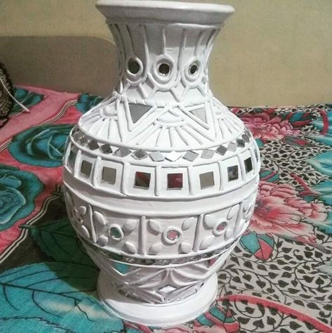 Lippon Art, Lipan Art, Pot Making, Mosaic Vase, Painted Pots Diy, Lippan Art, Mirror Crafts, Diy Glass Bottle Crafts, Clay Wall Art