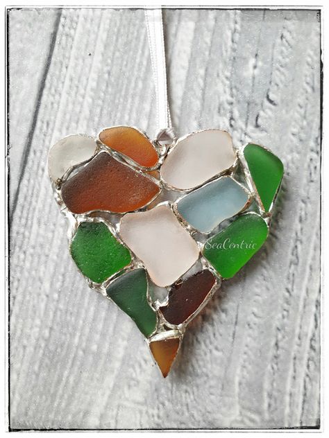 Seaglass mosaic heart suncatcher £12.00 Sea Glass Diy, Suncatcher Diy, Heart Suncatcher, Sea Glass Art Projects, Mosaic Heart, Wire Jewelry Patterns, Beach Glass Crafts, Nautical Crafts, Sea Glass Colors