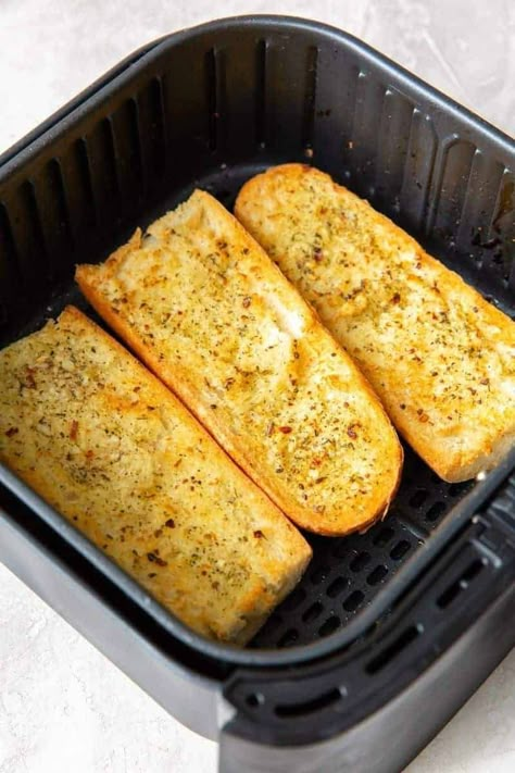 Easy Air Fryer Garlic Bread Bread Recipe Air Fryer, Bread Air Fryer, Air Fryer Garlic Bread, Easy Garlic Bread Recipe, Homemade Garlic Bread Recipe, Easy Garlic Bread, Frozen Garlic Bread, Cosori Air Fryer, Air Fryer Garlic