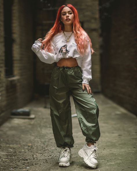 Urban Fashion Photography, Luanna Perez, Estilo Swag, Tumblr Love, Casual Outfit Inspiration, Nylon Pants, Urban Street Style, Street Fashion Photography, Crop Top Outfits