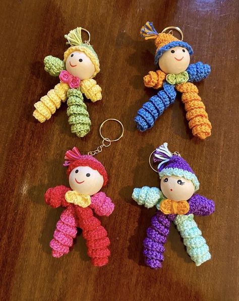 Worm Crafts, Knitting Bear, Kids Presents, Scrap Crochet, Crochet Applique Patterns Free, Crochet Baby Dress Pattern, Beginner Crochet Tutorial, Worry Dolls, Crochet Keychain Pattern