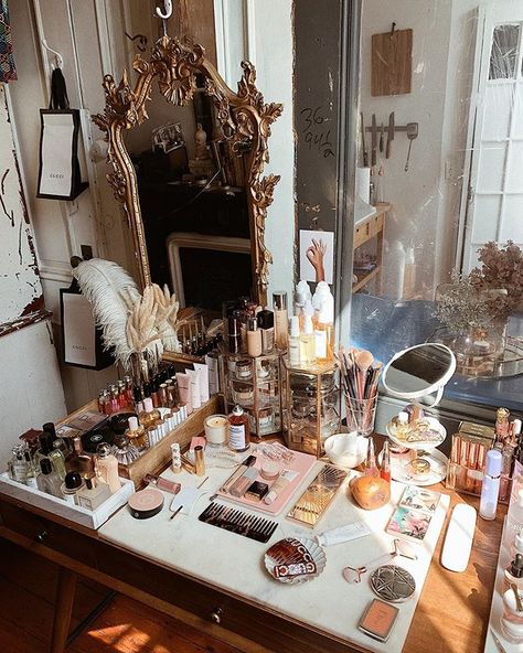 Makeup Vanity Aesthetic, Vanity Aesthetic, Vanity Makeup Rooms, Vanity Room, Vanity Organization, Bedroom Vanity, Vanity Decor, Makeup Room, Apartment Inspiration