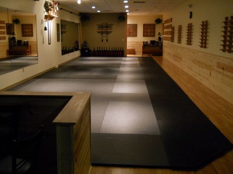 Martial Arts Dojo Design, Martial Arts Gym Design, Dojo Aesthetic, Dojang Design, Separating Wall, Dojo Decor, Home Dojo, Martial Arts Dojo, Japanese Dojo