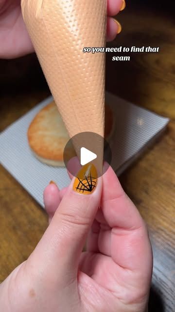 Redeemed Sweets on Instagram: "Royal icing piping bag tips! #royalicing #homebaker #baker #tips" Diy Piping Tips, Royal Icing Piping Techniques, Piping Bag Tips, Icing Piping Techniques, Royal Icing Piping, Cookie Techniques, Icing Techniques, Piping Techniques, Icing Piping