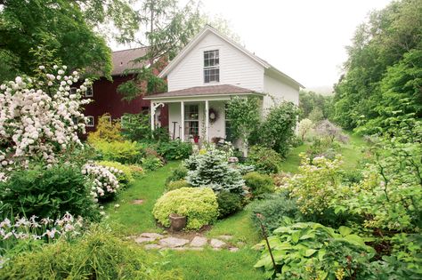 New England Garden, Cottage Journal, Green Oasis, Garden Shrubs, Pretty House, Raised Garden Beds, Raised Garden, Dream Garden, Front Yard Landscaping