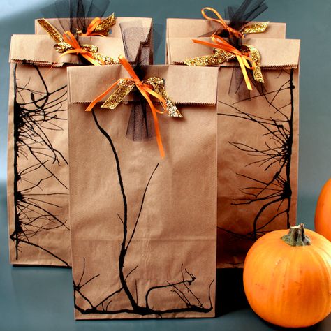 Halloween Loot Bags, Halloween Treat Bags Diy, Diy Halloween Gifts, Fall Craft Fairs, Halloween Gift Bags, Halloween Goodie Bags, Eco Friendly Gift Wrapping, Carte Halloween, Tie Ribbon