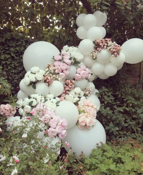 Wedding Balloon Wall, Balloons White, Arch Balloon, Decor Balloons, Secret Garden Wedding, Balloon Wall, Wedding Balloons, Balloon Arch, White Decor