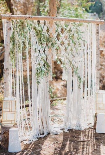 Most Pinned Wedding Backdrop Ideas 2018 ★ See more: https://www.weddingforward.com/wedding-backdrop-ideas/7 Pola Macrame, Backyard Wedding Ceremony, Macrame Wedding Backdrop, Bohemian Style Wedding, Macrame Backdrop, Macrame Wedding, Wedding Arbour, Wedding Ceremony Backdrop, Wedding Boho