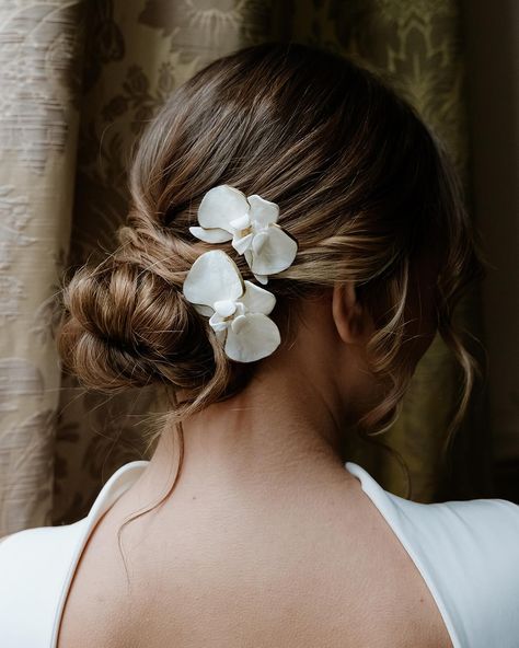 Anemone, orchid or rose? Which flower would you like to pin your bun with? 🌸🤍🤍 #bridalaccesories #hairpins #accessoiremariage Flower Hair Pieces Wedding, Bun With Hair Accessories, Orchid Wedding Hair Piece, Tropical Bridal Hair, Orchids In Hair, Bride Hair Accessories Headpieces, Wedding Hair Roses, Orchid Hair Piece, Simple Hairdo