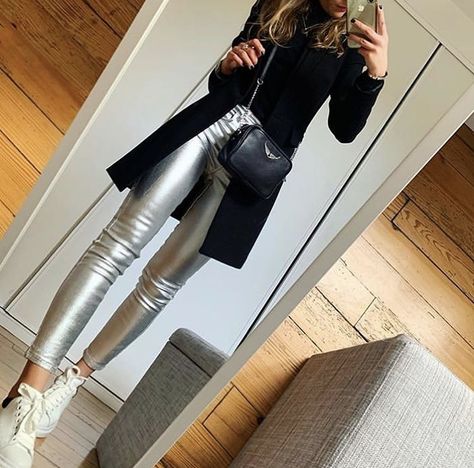 Silver Leggings Outfit, Metallic Leggings Outfit, Silver Pants Outfit, Metallic Pants Outfit, Outfits Leggins, Silver Leggings, Xmas Outfit, Silver Outfits, Silver Pants